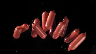 Sosisler suya düşer. 1000 fps 'de yüksek hızlı bir kamerayla çekildi. Yüksek kaliteli FullHD görüntüler