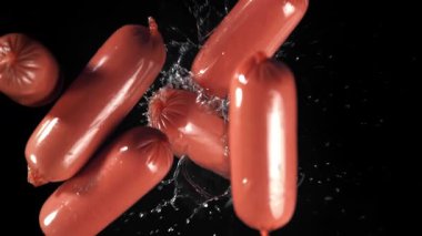 Sosisler suya düşer. 1000 fps 'de yüksek hızlı bir kamerayla çekildi. Yüksek kaliteli FullHD görüntüler