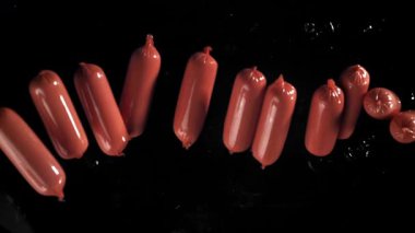 Sosisler suya düşer. 1000 fps 'de yüksek hızlı bir kamerayla çekildi. Yüksek kaliteli FullHD görüntüler