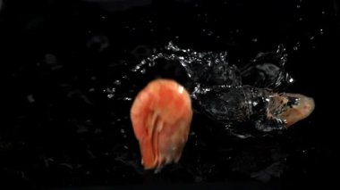 Karidesler suya düşer. 1000 fps 'de yüksek hızlı bir kamerayla çekildi. Yüksek kaliteli FullHD görüntüler