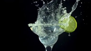 Buzlar margarita kokteylinin içine düşer. 1000 fps 'de yüksek hızlı bir kamerayla çekildi. Yüksek kaliteli FullHD görüntüler