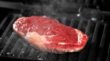 Biftek ızgara. 1000 fps 'de yüksek hızlı bir kamerayla çekildi. Yüksek kaliteli FullHD görüntüler