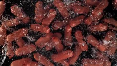 Sosisler suda yüzer. 1000 fps 'de yüksek hızlı bir kamerayla çekildi. Yüksek kaliteli FullHD görüntüler