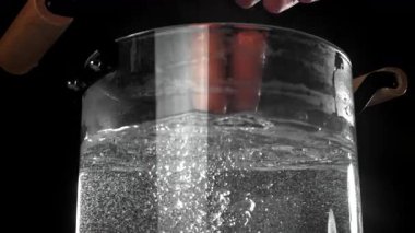 Sosisler kaynar suya düşer. 1000 fps 'de yüksek hızlı bir kamerayla çekildi. Yüksek kaliteli FullHD görüntüler