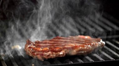 Biftek ızgara. 1000 fps 'de yüksek hızlı bir kamerayla çekildi. Yüksek kaliteli FullHD görüntüler