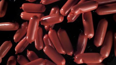 Sosisler suya düşer. 1000 fps 'de yüksek hızlı bir kamerayla çekildi. Yüksek kaliteli FullHD görüntüler