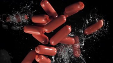 Sosisler suya düşer. 1000 fps 'de yüksek hızlı bir kamerayla çekildi. Yüksek kaliteli FullHD görüntüler