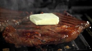 Biftek ızgara. 1000 fps 'de yüksek hızlı bir kamerayla çekildi. Yüksek kaliteli FullHD görüntüler