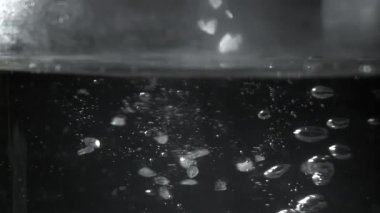 Aşçı bir tencerede suyu tuzlar. 1000 fps 'de yüksek hızlı bir kamerayla çekildi. Yüksek kaliteli FullHD görüntüler