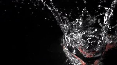 Sosisler suya düşer. 1000 fps 'de yüksek hızlı bir kamerayla çekildi. Yüksek kaliteli FullHD görüntüler