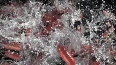 Sosisler suya düşer. 1000 fps 'de yüksek hızlı bir kamerayla çekildi. Yüksek kaliteli FullHD görüntüler