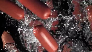 Sosisler suya düşer. 1000 fps 'de yüksek hızlı bir kamerayla çekildi. Yüksek kaliteli FullHD görüntüler