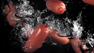 Sosisler suya düşer. 1000 fps 'de yüksek hızlı bir kamerayla çekildi. Yüksek kaliteli FullHD görüntüler