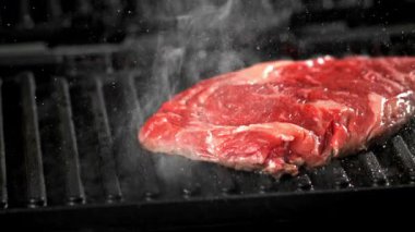 Biftek ızgara. 1000 fps 'de yüksek hızlı bir kamerayla çekildi. Yüksek kaliteli FullHD görüntüler