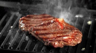 Biftek ızgara. 1000 fps 'de yüksek hızlı bir kamerayla çekildi. Yüksek kaliteli FullHD görüntüler