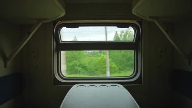 Hareket halindeki bir trenin penceresi. Yüksek kalite 4k görüntü