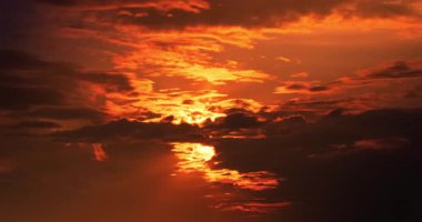 Gün batımında hareket eden bulutların zamanı. Yüksek kalite 4k görüntü