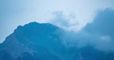 Dağların tepesinde bulutların zamanı. Yüksek kalite 4k görüntü