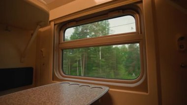 Hareket halindeki bir trenin penceresi. Yüksek kalite 4k görüntü