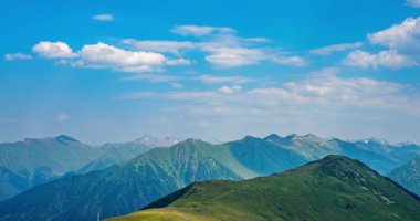 Dağların üzerinden hareket eden bulutların zamanı. Yüksek kalite 4k görüntü