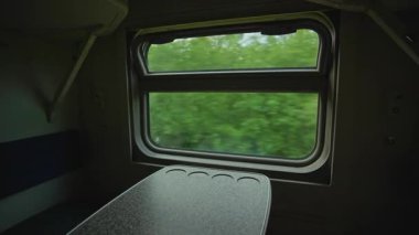 Hareket halindeki bir trenin penceresi. Yüksek kalite 4k görüntü