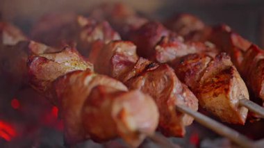 Kebaplar kömürde kızartılır. Yüksek kalite 4k görüntü