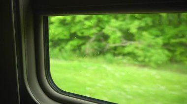 Hareket halindeki bir trenin penceresi. Yüksek kalite 4k görüntü