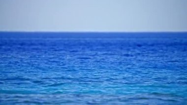 Dalgalar denizin yüzeyinde. Yüksek kalite 4k görüntü