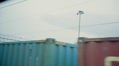 Hareket halindeki bir trenin penceresinden çekilen bir yük treni. Yüksek kalite 4k görüntü