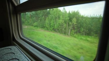 Hareket halindeki bir trenin penceresi. Yüksek kalite 4k görüntü