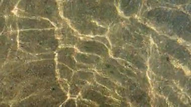 Kumlu bir sahilde deniz dalgaları. Yüksek kalite 4k görüntü