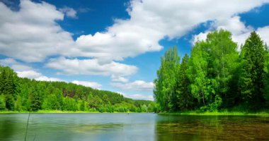 Vahşi bir gölde hareket eden bulutlar. Yüksek kalite 4k görüntü