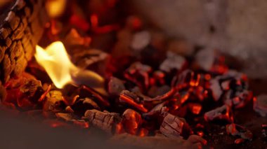 Şöminede yakacak odun ve kömür yanıyor. Yüksek kalite 4k görüntü