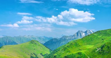 Dağların üzerinden hareket eden bulutların zamanı. Yüksek kalite 4k görüntü