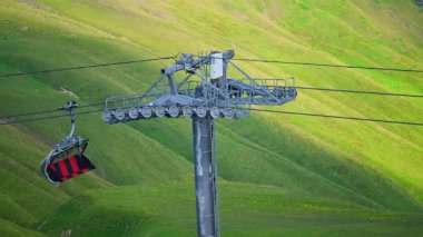 Dağlarda teleferik. Yüksek kalite 4k görüntü