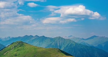 Dağların üzerinden hareket eden bulutların zamanı. Yüksek kalite 4k görüntü