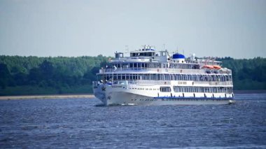 Bir turist gemisi nehir boyunca yelken açar. Yüksek kalite 4k görüntü