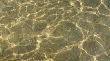 Kumlu bir sahilde deniz dalgaları. Yüksek kalite 4k görüntü