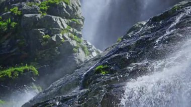 Bir dağ şelalesinden gelen su ve akıntılar. Yüksek kalite 4k görüntü