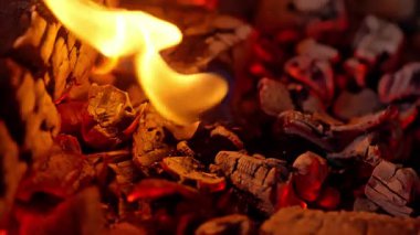 Şöminede yakacak odun ve kömür yanıyor. Yüksek kalite 4k görüntü