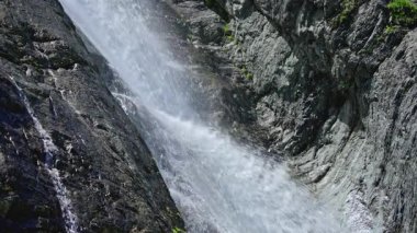 Bir dağ şelalesinden gelen su ve akıntılar. Yüksek kalite 4k görüntü