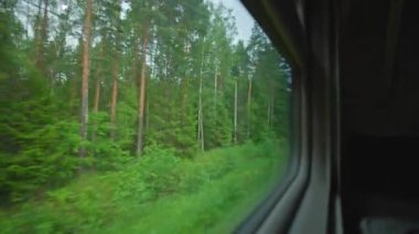 Hareket halindeki bir trenin penceresi. Yüksek kalite 4k görüntü