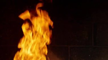 Şöminede alev var. Yüksek kalite 4k görüntü
