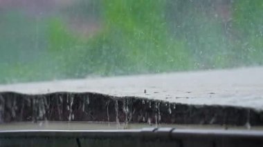 Çatıdan yağmur yağıyor, ağır çekim. Yüksek kalite 4k görüntü