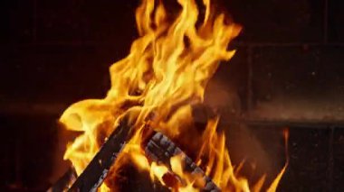 Şöminede yakacak odun ve kömür yanıyor. Yüksek kalite 4k görüntü