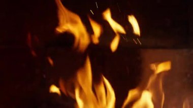 Kıvılcımlı ateş. Yüksek kalite 4k görüntü