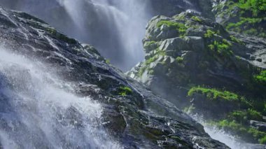 Bir dağ şelalesinden gelen su ve akıntılar. Yüksek kalite 4k görüntü