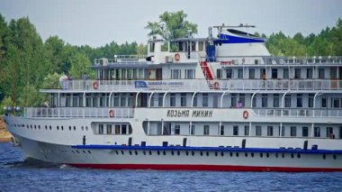 Bir turist gemisi nehir boyunca yelken açar. Yüksek kalite 4k görüntü