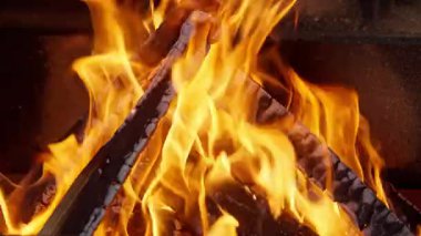 Şöminede yakacak odun ve kömür yanıyor. Yüksek kalite 4k görüntü