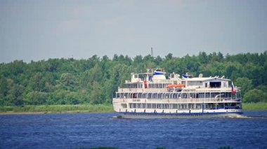 Bir turist gemisi nehir boyunca yelken açar. Yüksek kalite 4k görüntü